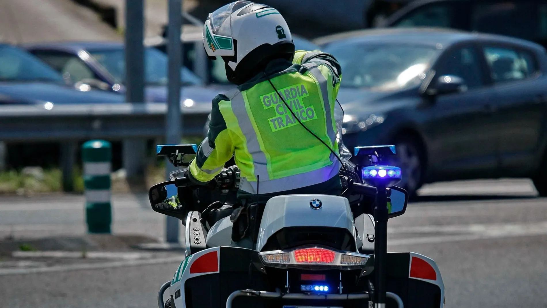 Un Guardia Civil de tráfico patrullando / Foto: EP