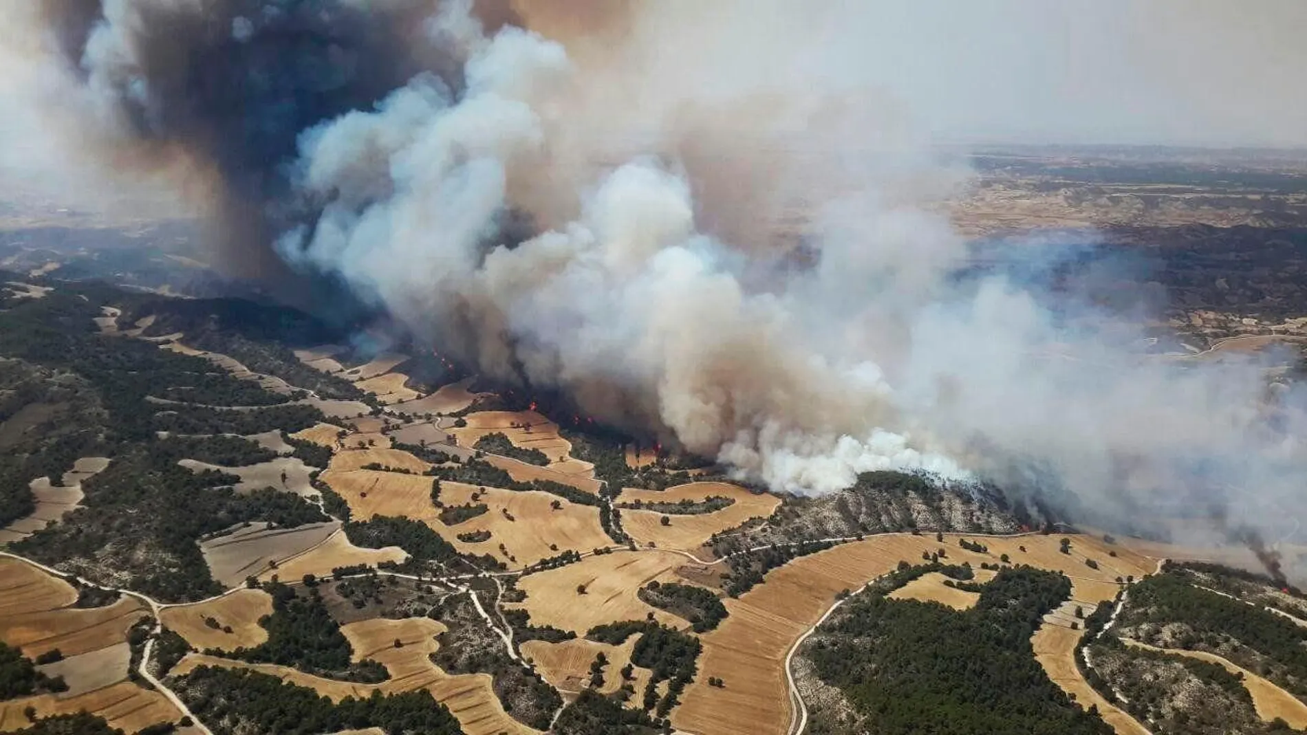Un incendio en Zaragoza arrasa al menos 1.200 hectáreas