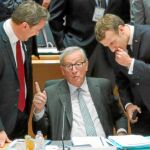 Jean-Claude Juncker, junto a Xabier Bettel, primer ministro luxemburgués, y Emmanuel Macron, presidente francés