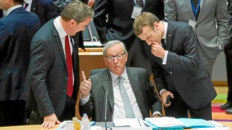 Jean-Claude Juncker, junto a Xabier Bettel, primer ministro luxemburgués, y Emmanuel Macron, presidente francés