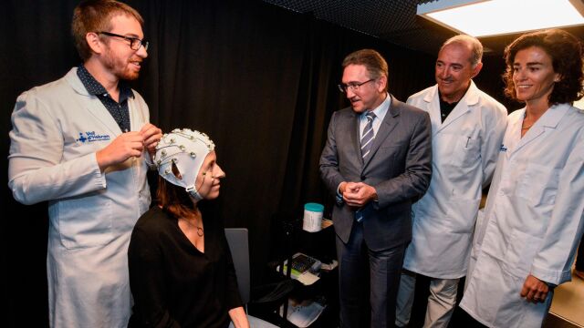 El director general de la Fundación “La Caixa”, el gerente del Hospital Vall d’Hebron, Albert Salazar, y la responsable del Migraine Adaptative Brain Center, Patricia Pozo-Rosich, conversan con una paciente de migraña
