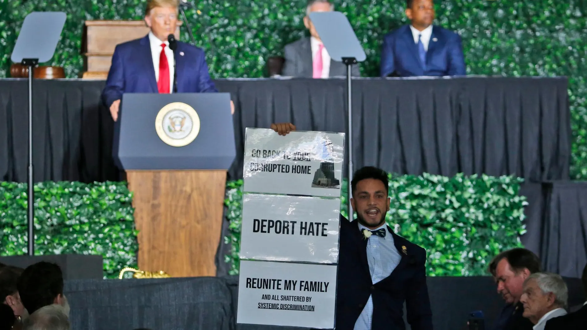 Un espontáneo interrumpe el discurso de Trump en Jamestown/AP