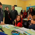 El presidente de la Junta, Alfonso Fernández Mañueco, conversa con los alumnos del Colegio Villa y Tierra de Saldaña