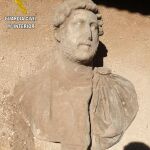 Fotografía facilitada por la Guardia Civil de un busto del Emperador Adriano del siglo II