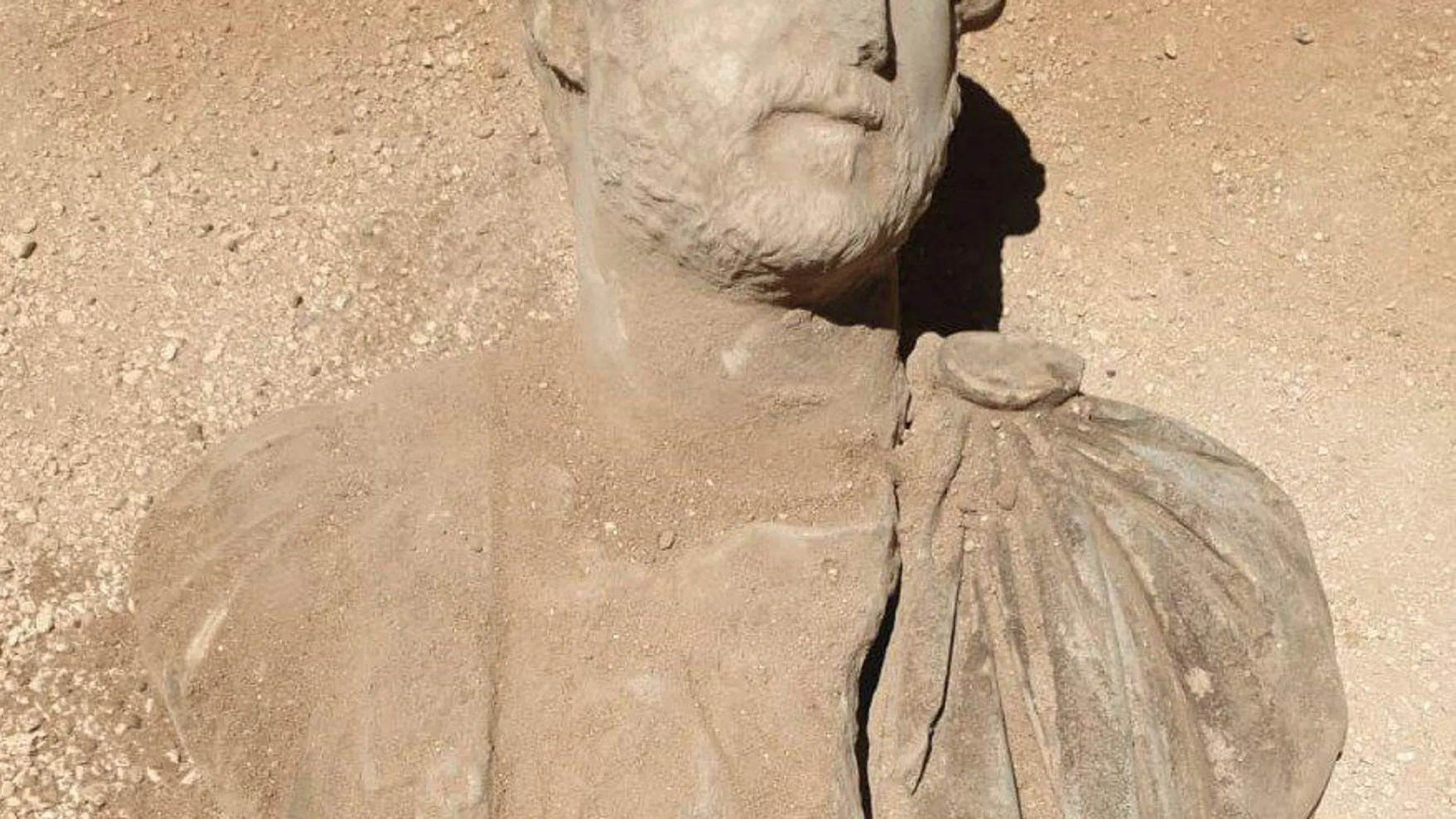 Fotografía facilitada por la Guardia Civil de un busto del Emperador Adriano del siglo II