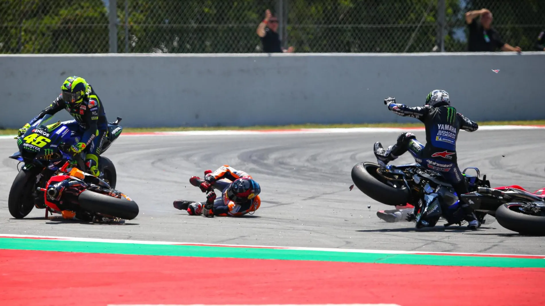 La caída que provocó Lorenzo en Montmeló