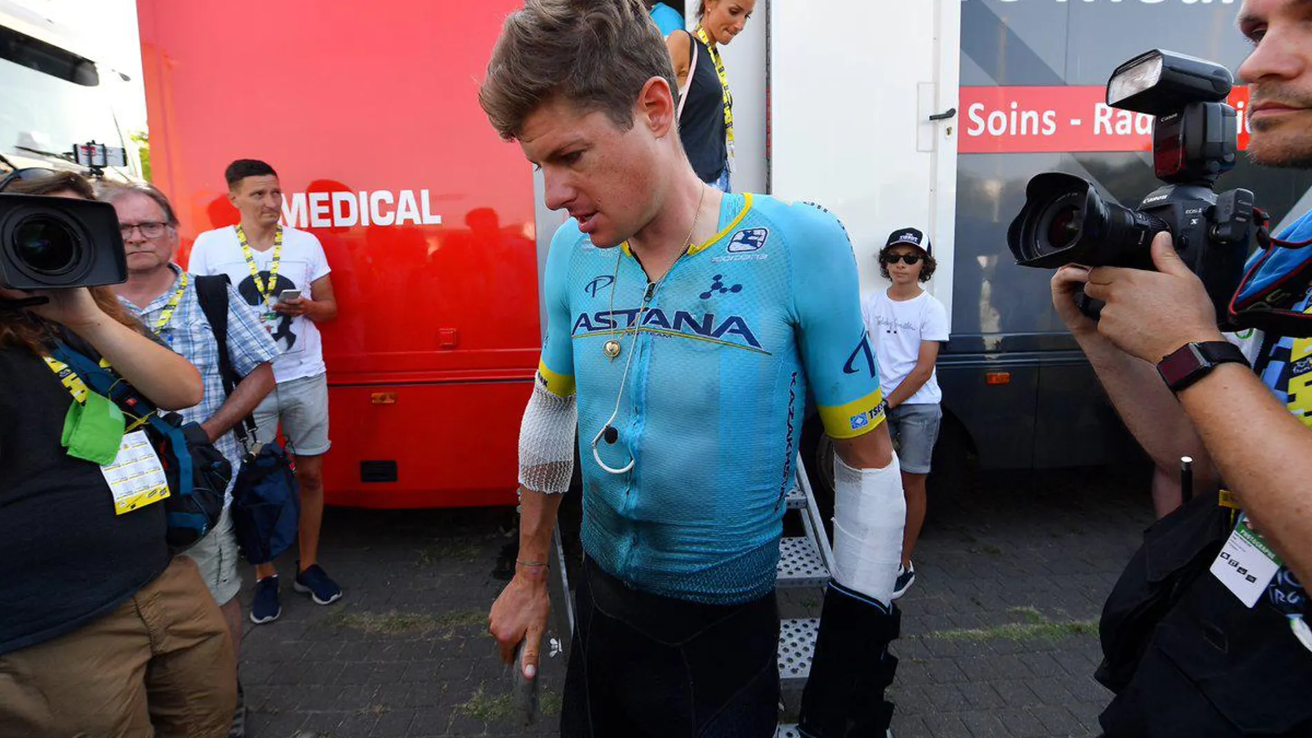 Jakob Fuglsang, dolorido tras tener que abandonar el Tour