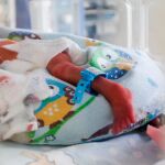 Los médicos dieron entonces un pronóstico de pocas horas de vida al pequeño, ya superadas, y ahora ha escalado a escándalo después de que se haya sabido que el médico ya estaba siendo cuestionado