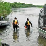 Dos de los submarinistas del equipo de rastreo en una de las orillas del río / Reuters