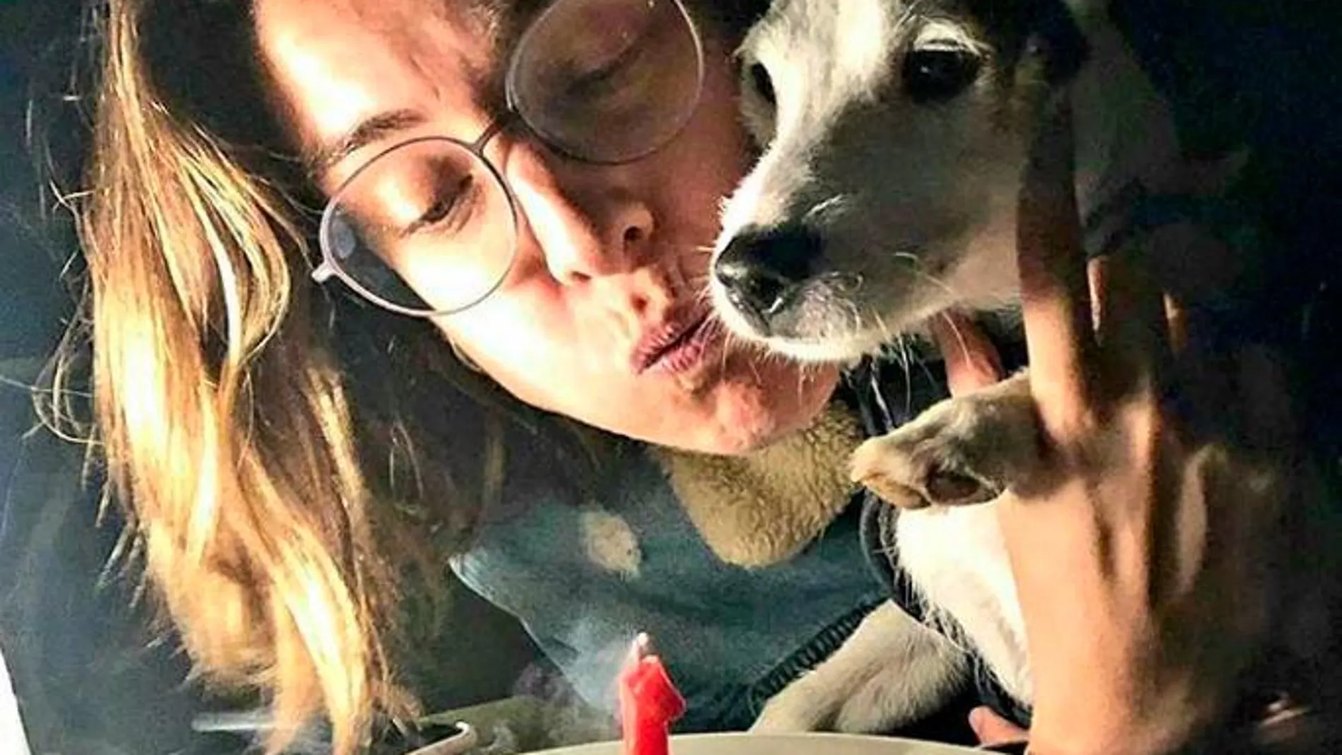 Sandra Barneda, soplando las velas con su perro