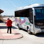 Un autobús espera para empezar la ruta en la localidad zamorana de Tardobispo