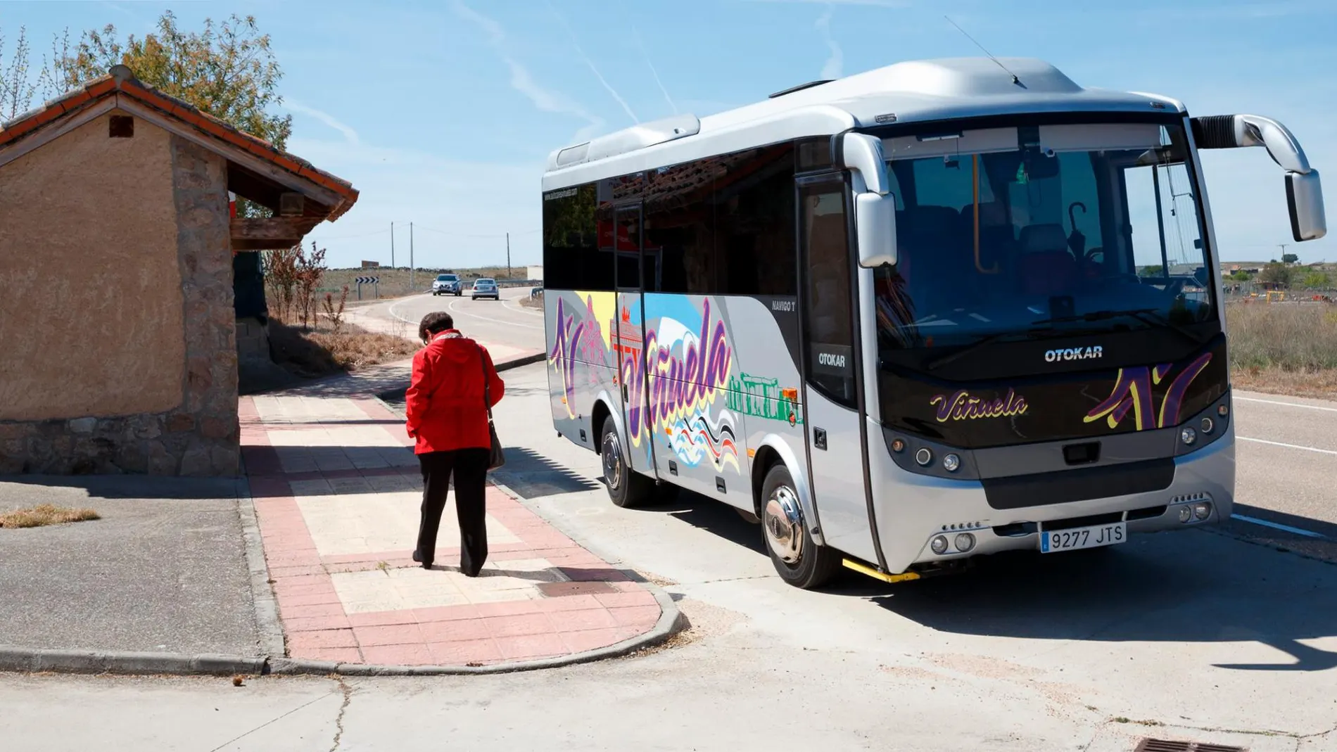 Un autobús espera para empezar la ruta en la localidad zamorana de Tardobispo