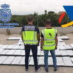 Agentes Policía Nacional y Agencia Tributaria con los kilos de marihuana intervenidos