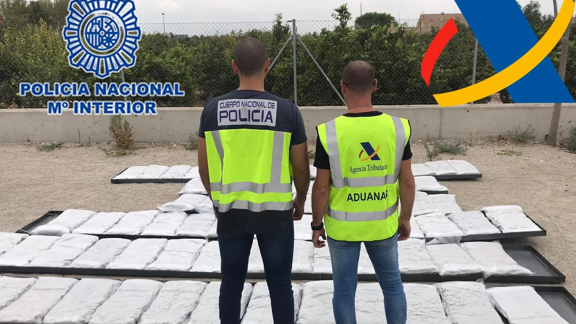 Agentes Policía Nacional y Agencia Tributaria con los kilos de marihuana intervenidos