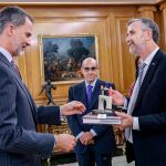 Felipe VI recibe de manos del rector de la Universidad de Burgos, Manuel Pérez Mateos, un presente