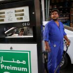 Un trabajador echa gasolina en su coche en la ciudad saudí de Yeda