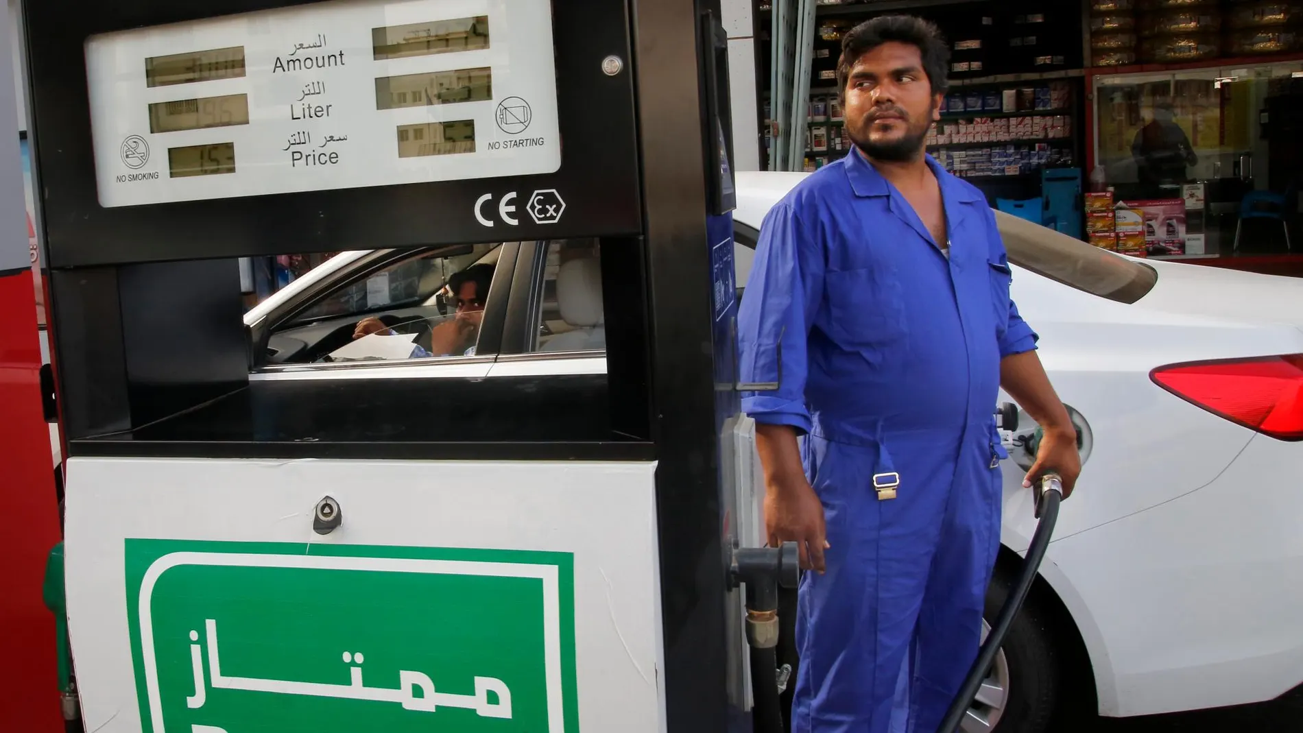 Un trabajador echa gasolina en su coche en la ciudad saudí de Yeda