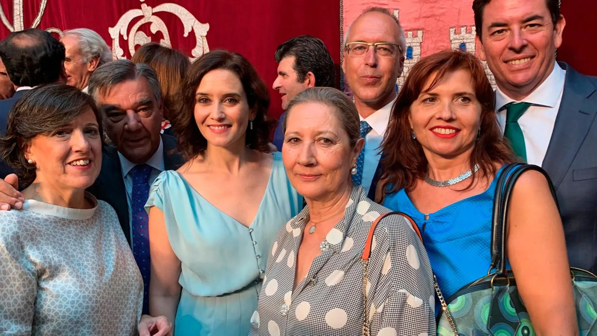 Luis González, presidente del COFM, junto a Isabel Díaz Ayuso y algunos miembros de la junta de gobierno del COFM