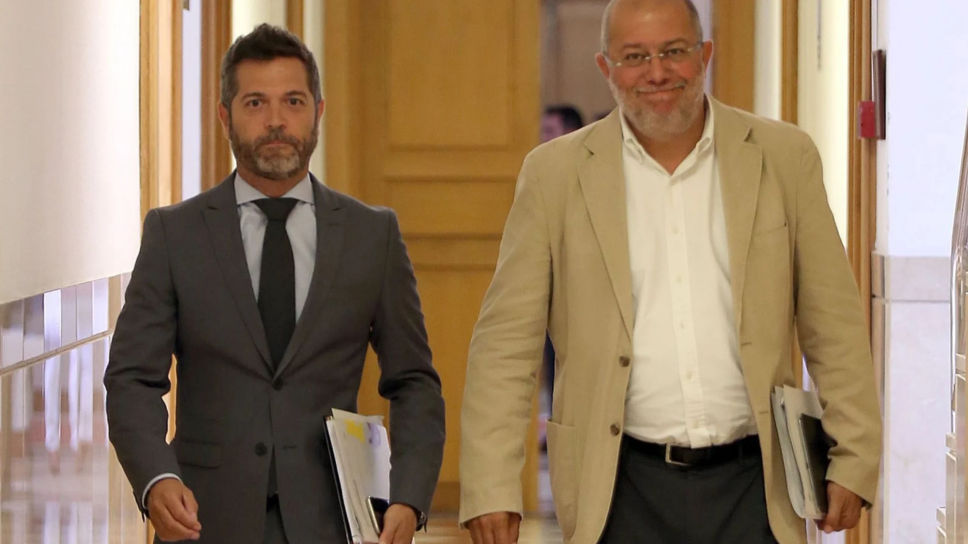 Igea y Julio Revuelta llegan a la sala de prensa de la Junta