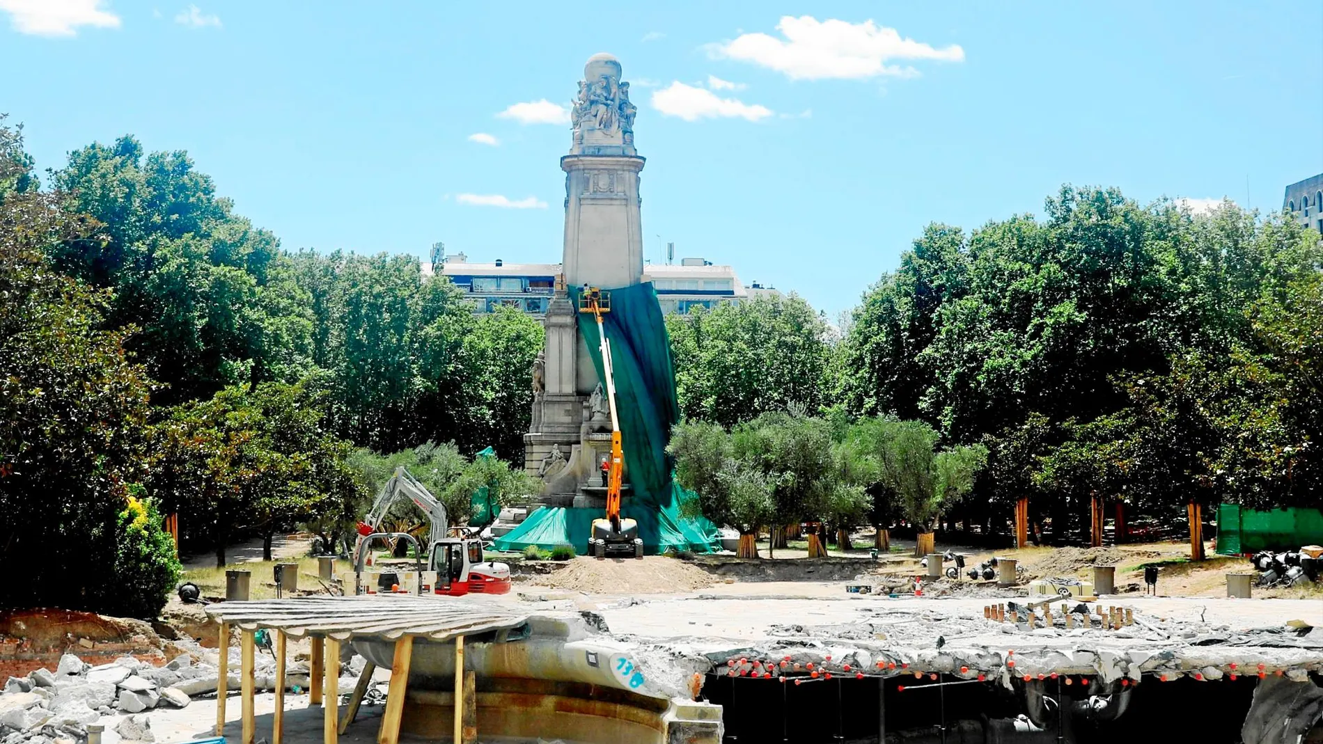 Las obras de Plaza de España fueron paralizadas hace unas dos semanas, debido a que el Ayuntamiento no había presentado un proyecto arqueológico. Foto: Cristina Bejarano