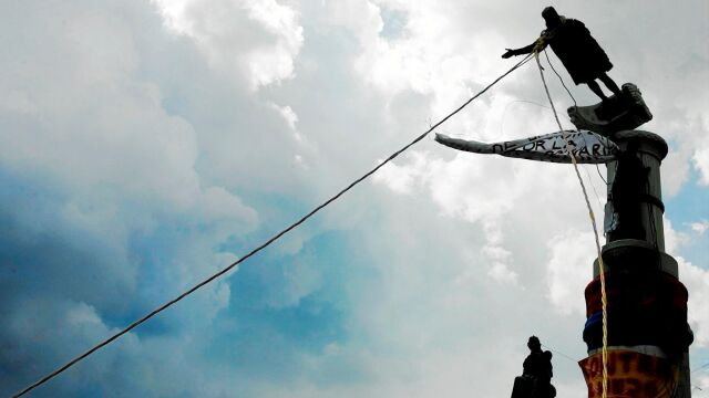 En octubre de 2004, en Venezuela se retiró una estatua de Cristóbal Colón para conmemorar a los indígenas que lucharon contra la colonización española