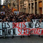 Miles de personas ocupan el centro de Barcelona (en la imagen, la calle Ferrán) en una concentración soberanista en apoyo a la jornada de la huelga general convocada por el sindicato independentista Intersindical-CSC para protestar por el juicio del 'procés'. EFE/Toni Albir