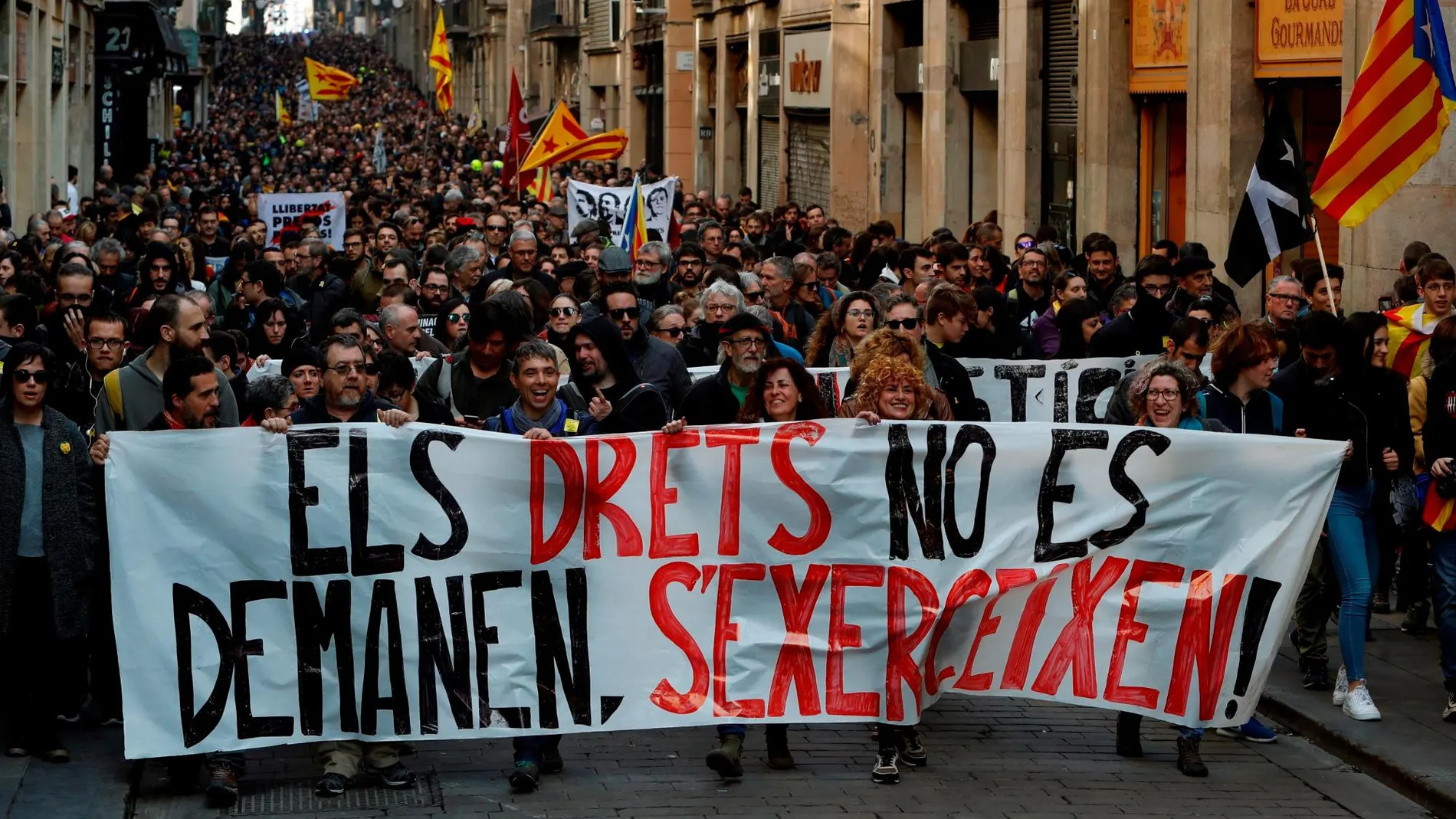 Miles de personas ocupan el centro de Barcelona (en la imagen, la calle Ferrán) en una concentración soberanista en apoyo a la jornada de la huelga general convocada por el sindicato independentista Intersindical-CSC para protestar por el juicio del 'procés'. EFE/Toni Albir