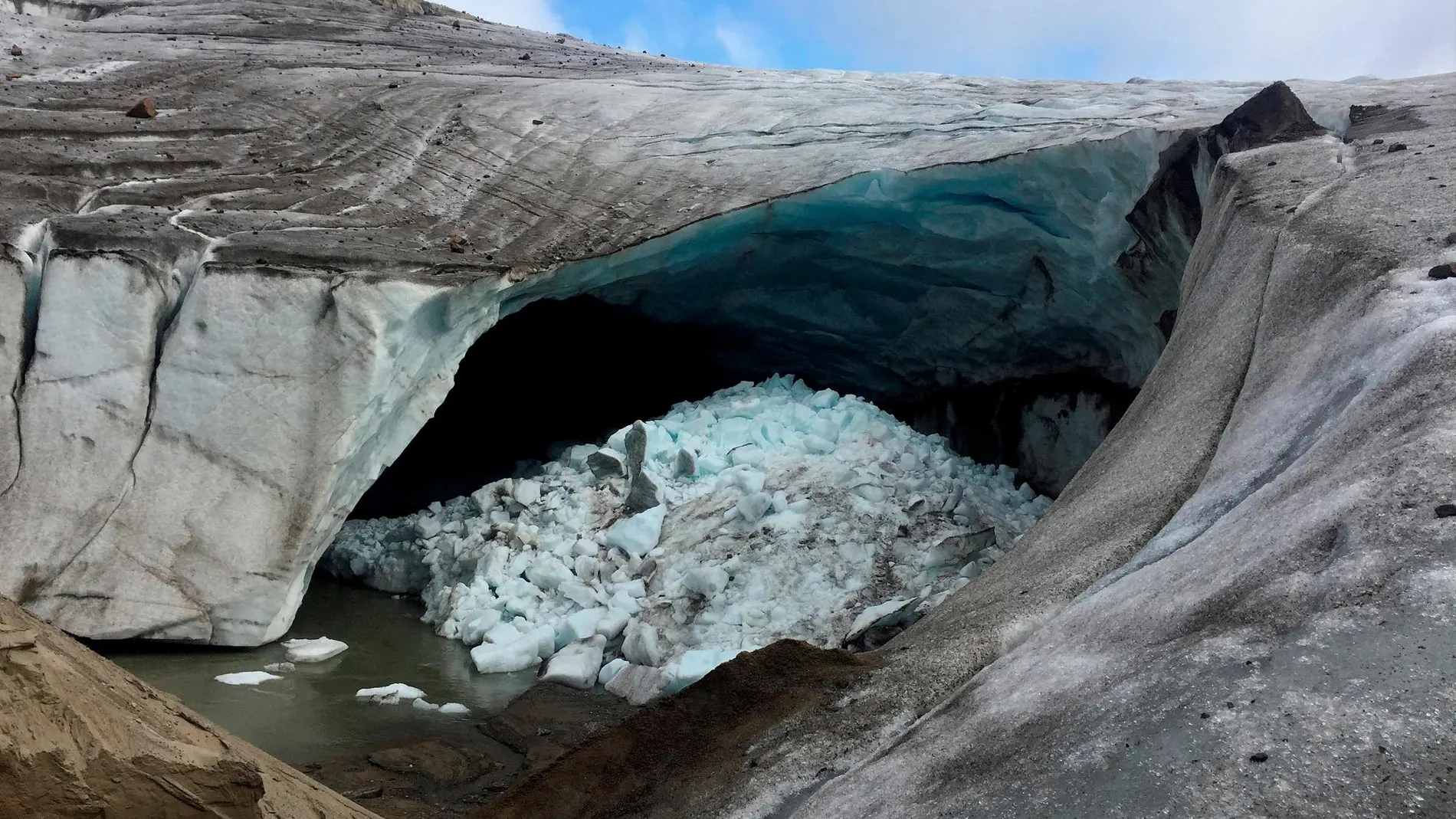 Fotografía cedida por el climatólogo y líder del noruego Centro Medioambiental Nansen, Sebastian Mernild, de un glaciar situado al este de Groenlandia