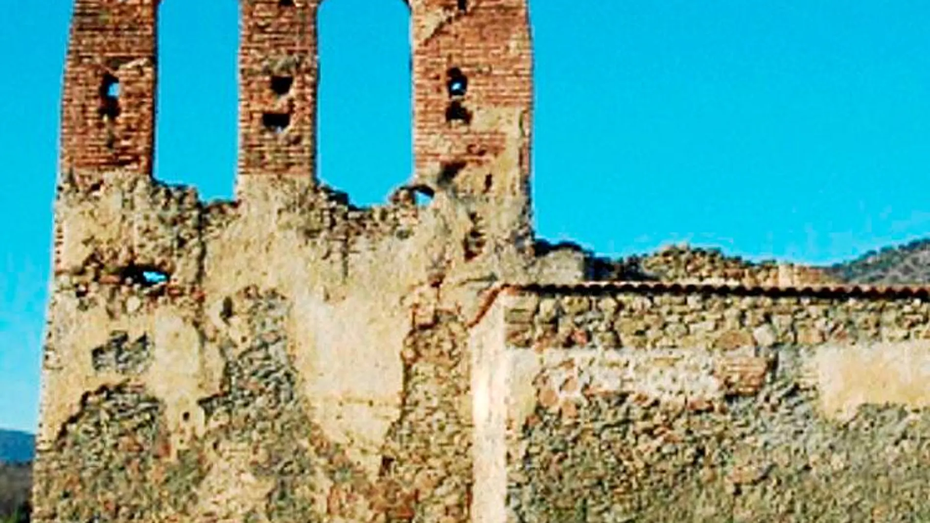 La ermita conserva la espadaña o campanario con dos arcos desiguales construidos en ladrillo