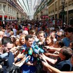 El presidente de la Junta de Andalucía, Juanma Moreno, atendió a los medios de comunicación en la Feria de Málaga / Foto: EP