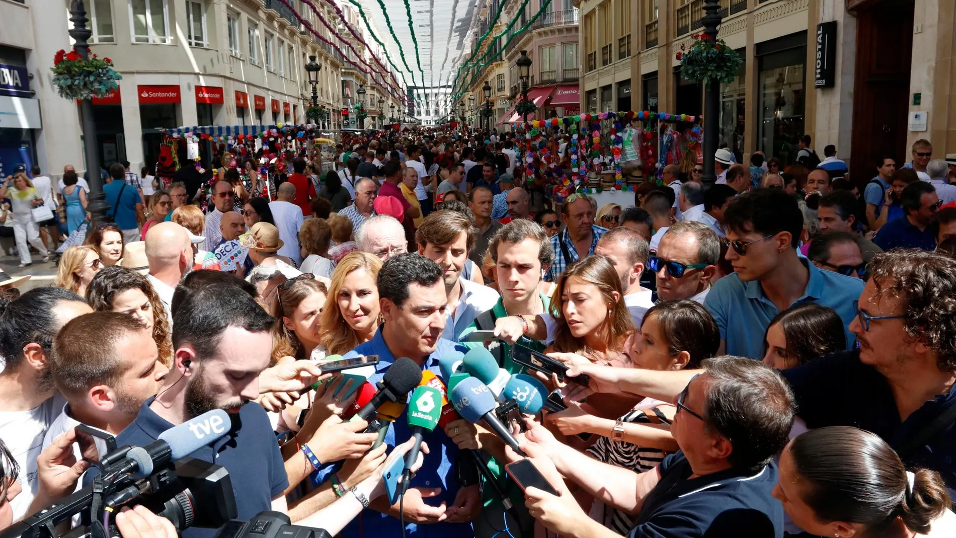 El presidente de la Junta de Andalucía, Juanma Moreno, atendió a los medios de comunicación en la Feria de Málaga / Foto: EP
