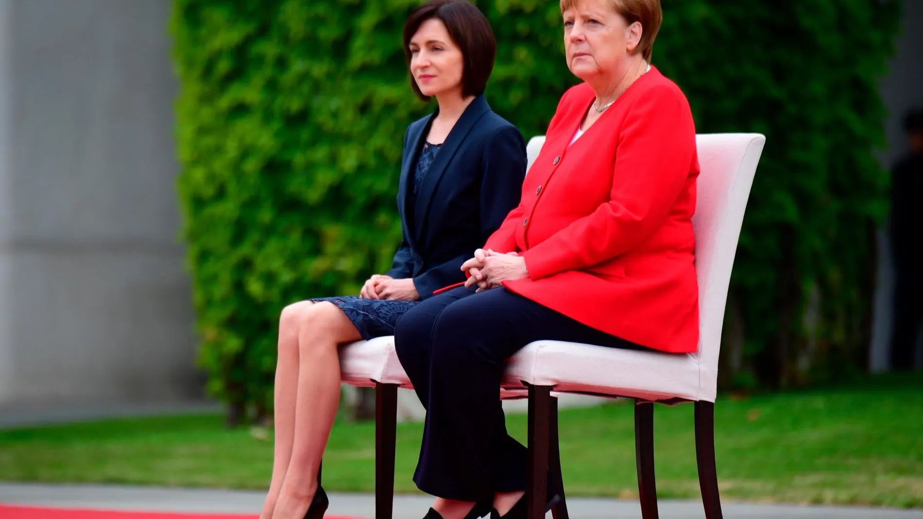 La canciller alemana Angela Merkel recibe sentada a la primera ministra de Moldavia, Maia Sandu / EFE