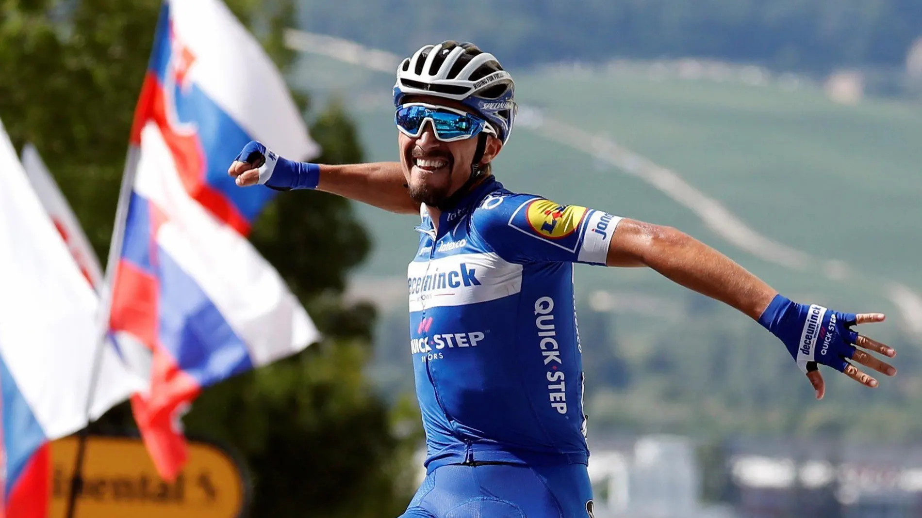 Julian Alaphilippe celebra su triunfo en la tercera etapa del Tour