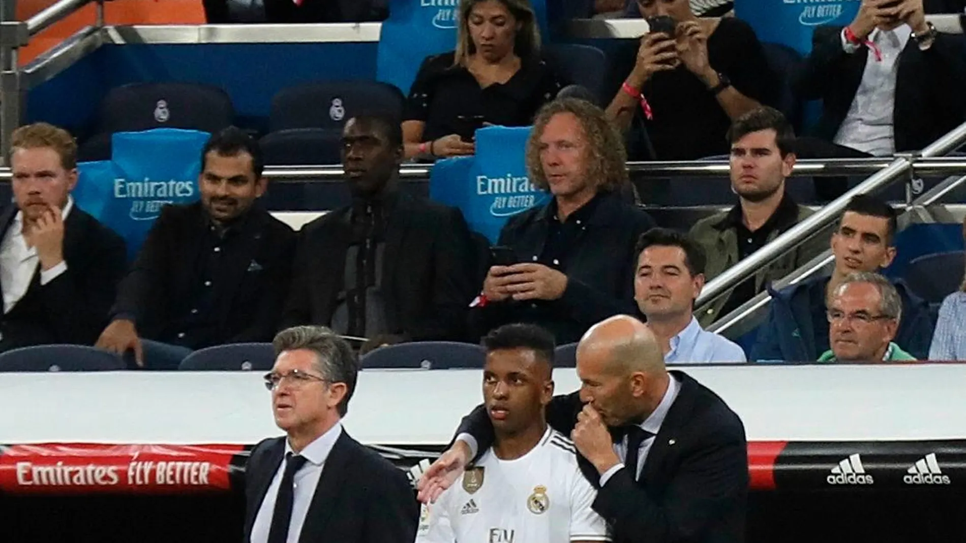 Zidane, dando instrucciones a Rodrygo