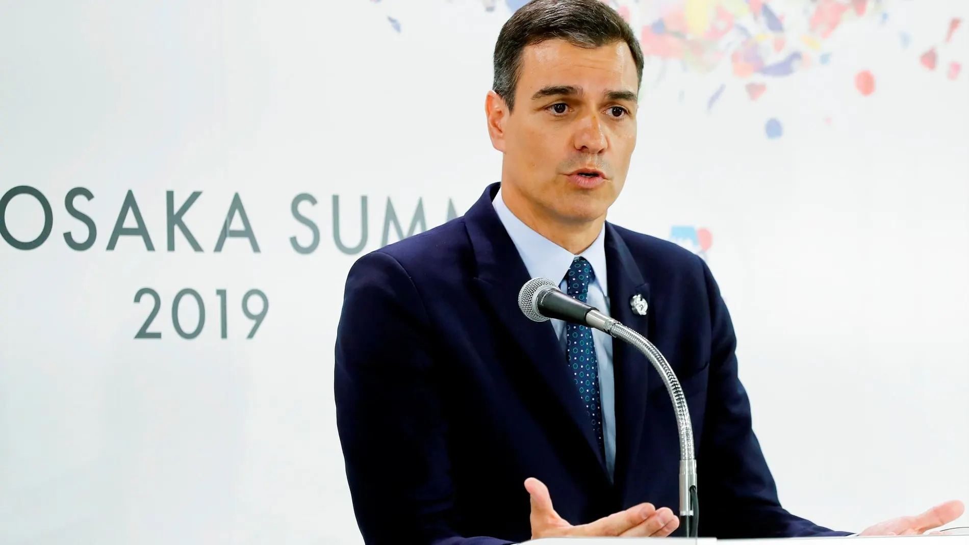 El presidente del Gobierno, Pedro Sánchez en su rueda de prensa en Osaka