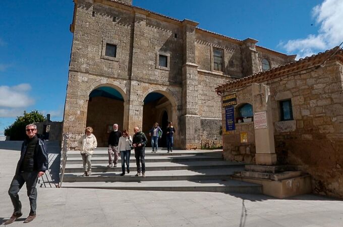 Un grupo de visitantes sale de la iglesia de San Román en Hornillos del Camino (Burgos)