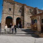 Un grupo de visitantes sale de la iglesia de San Román en Hornillos del Camino (Burgos)