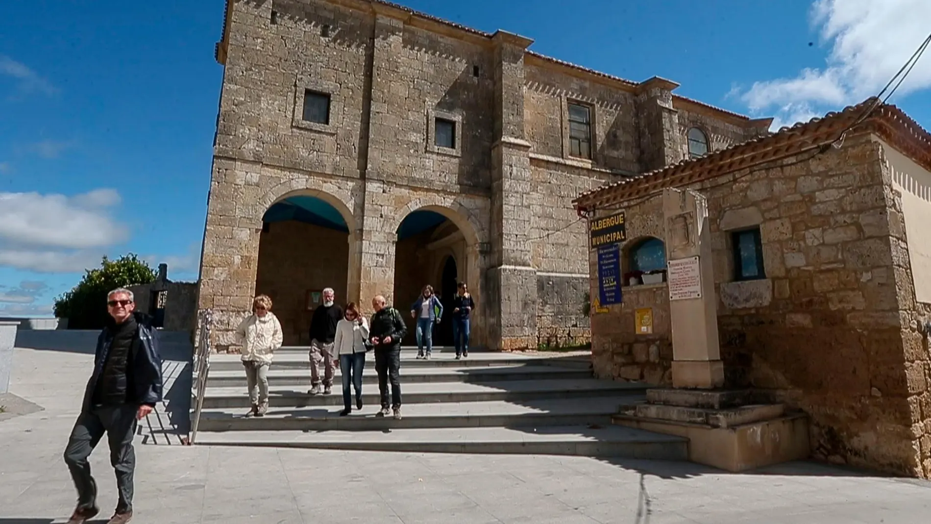 Un grupo de visitantes sale de la iglesia de San Román en Hornillos del Camino (Burgos)