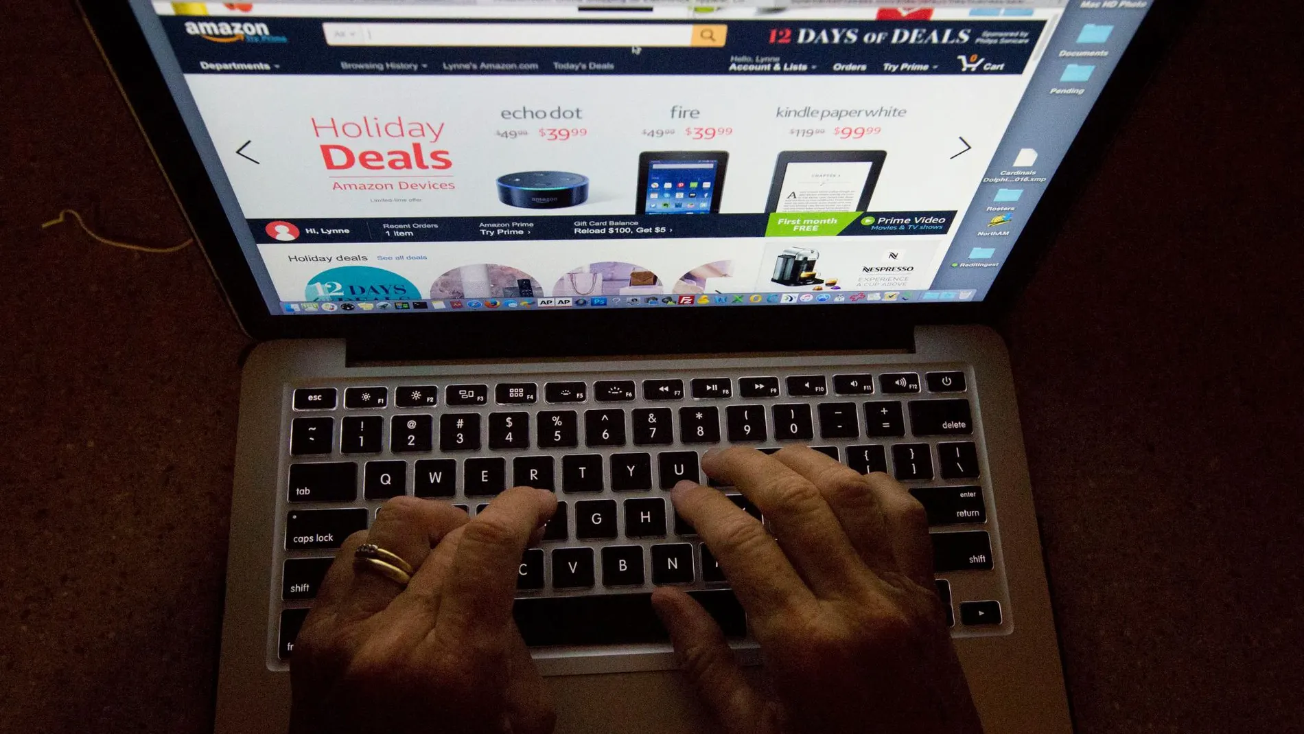 Un consumidor compra en la plataforma de comercio online Amazon