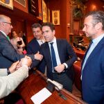 El secretario general de PP Teodoro García Egea (c) acompañado por el portavoz del PP en la Asamblea Regional de Murcia Joaquín Segado