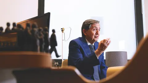 Federico Jiménez Losantos en su despacho tras finalizar su matinal diario de actualidad política de seis horas en EsRadio. Foto: Cipriano Pastrano