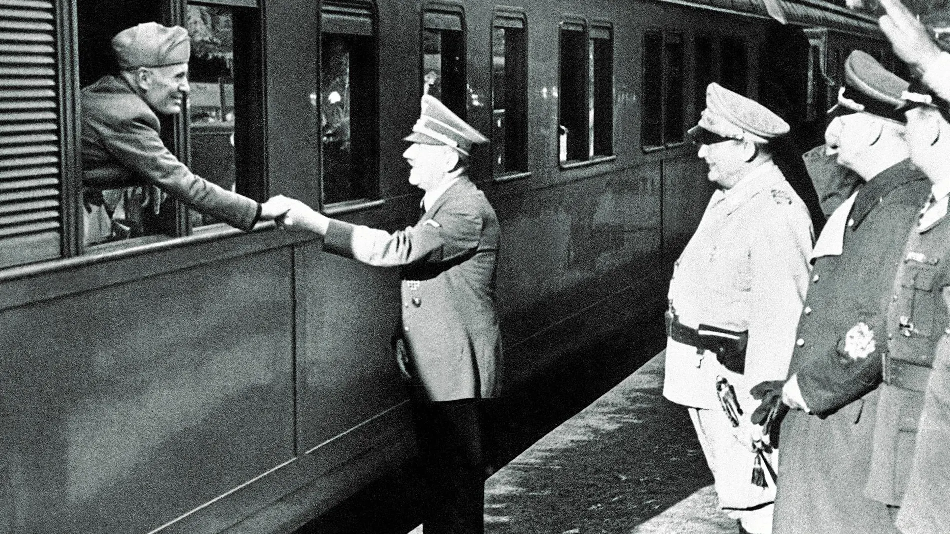 De izda. a dcha., Mussolini y Hitler, que se despiden tras una reunión en Alemania, Joachim Von Ribbentrop y Herman Goering / Ap