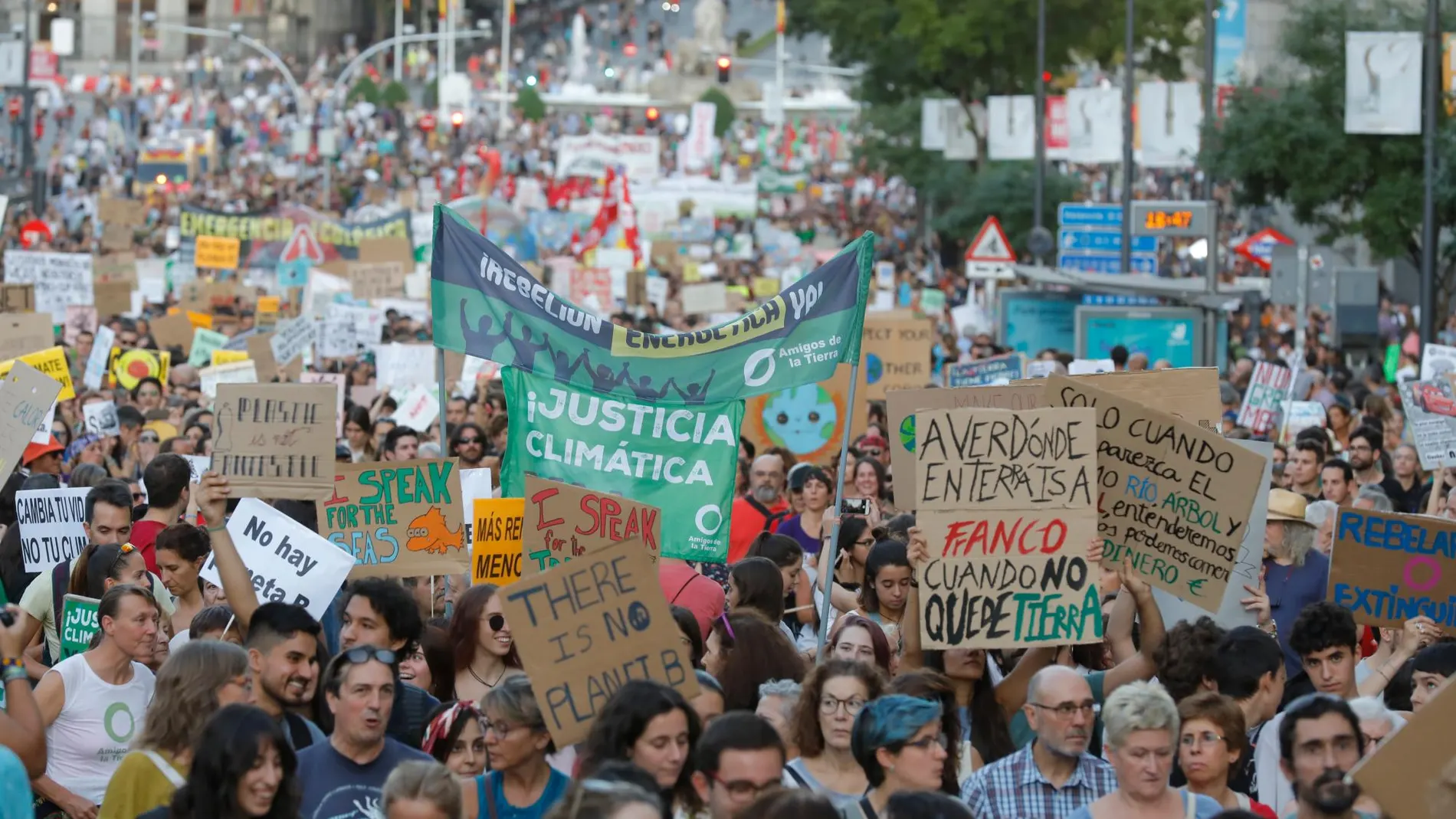 Miles de personas participan en la manifestación que esta tarde recorre las calles de la capital. Fotos: Jesús G. Feria