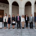 Los alumnos galardonados con los responsables de la Universidad de Valladolid y de la Fundación Schola