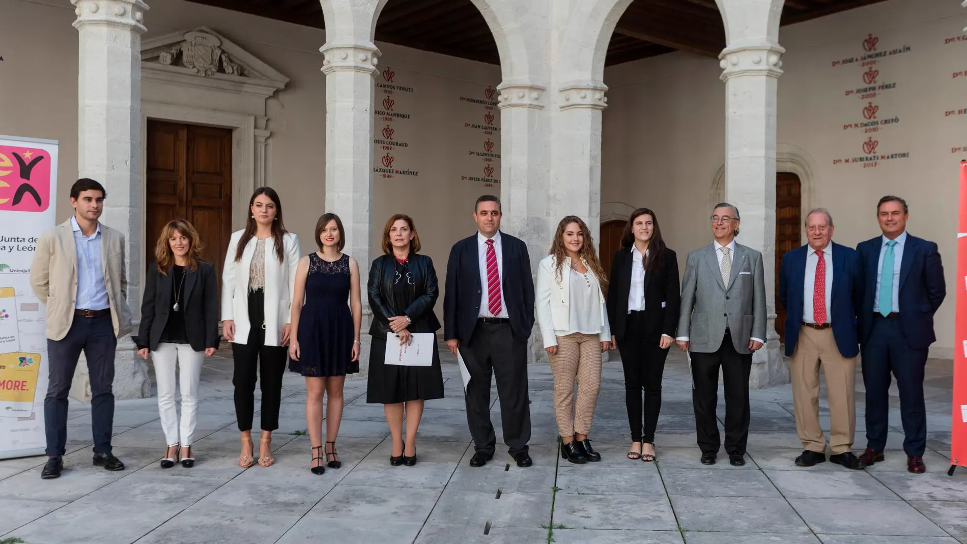 Los alumnos galardonados con los responsables de la Universidad de Valladolid y de la Fundación Schola