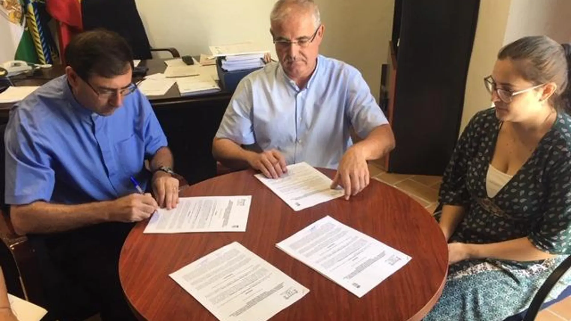 Firma del acuerdo de colaboración entre ambas entidades / La Razón