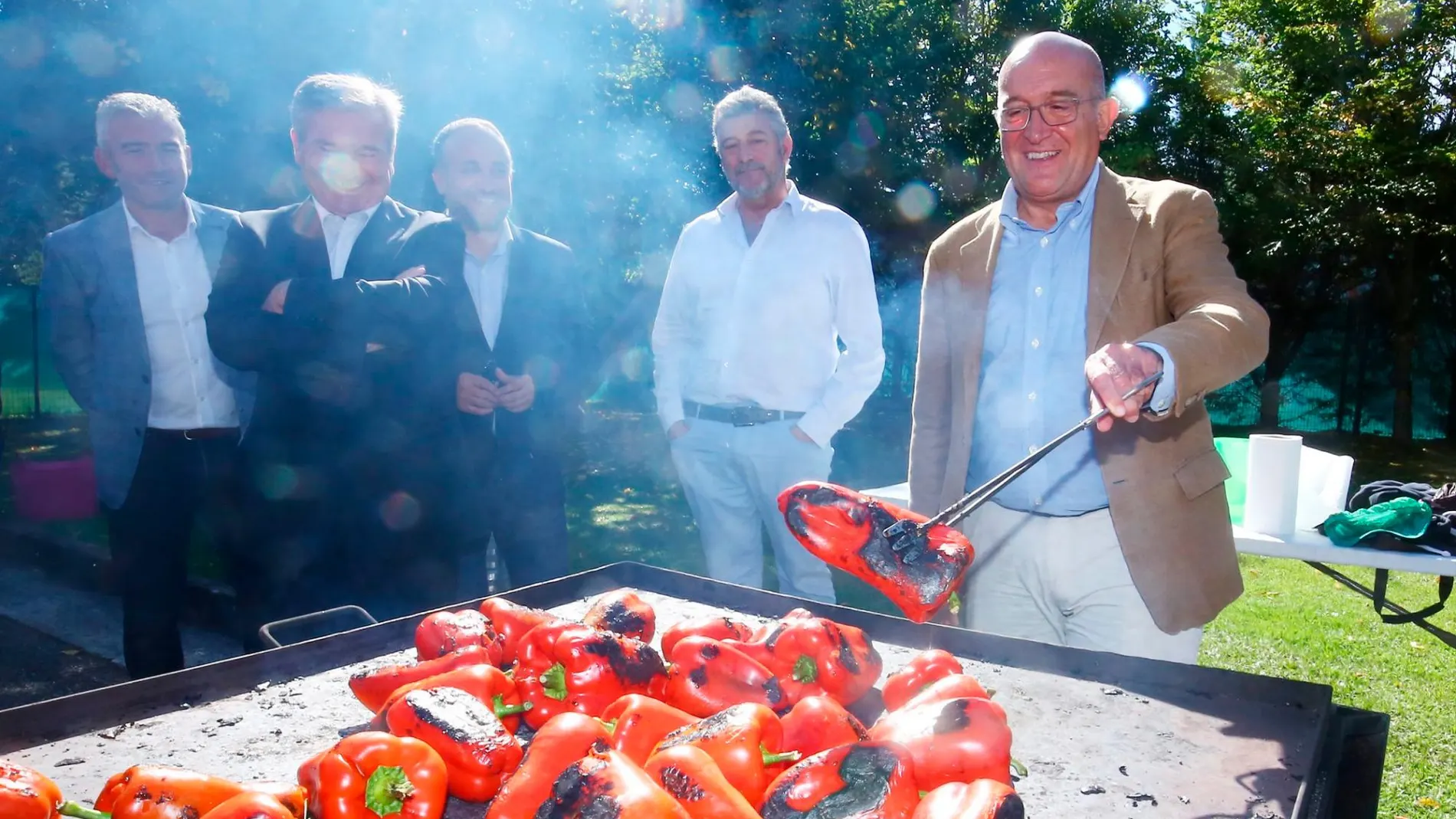 El consejero de Agricultura, Ganadería y Desarrollo Rural, Jesús Julio Carnero, durante la IX Feria del Pimiento de El Bierzo