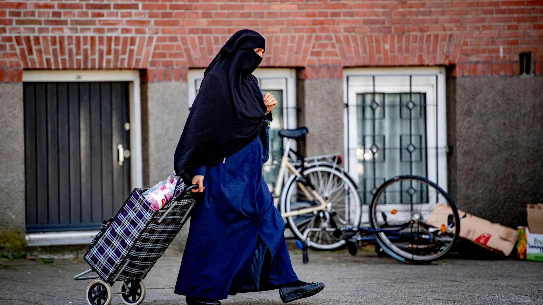 Una mujer con un niqab en la ciudad holandesa de Rotterdam/Efe