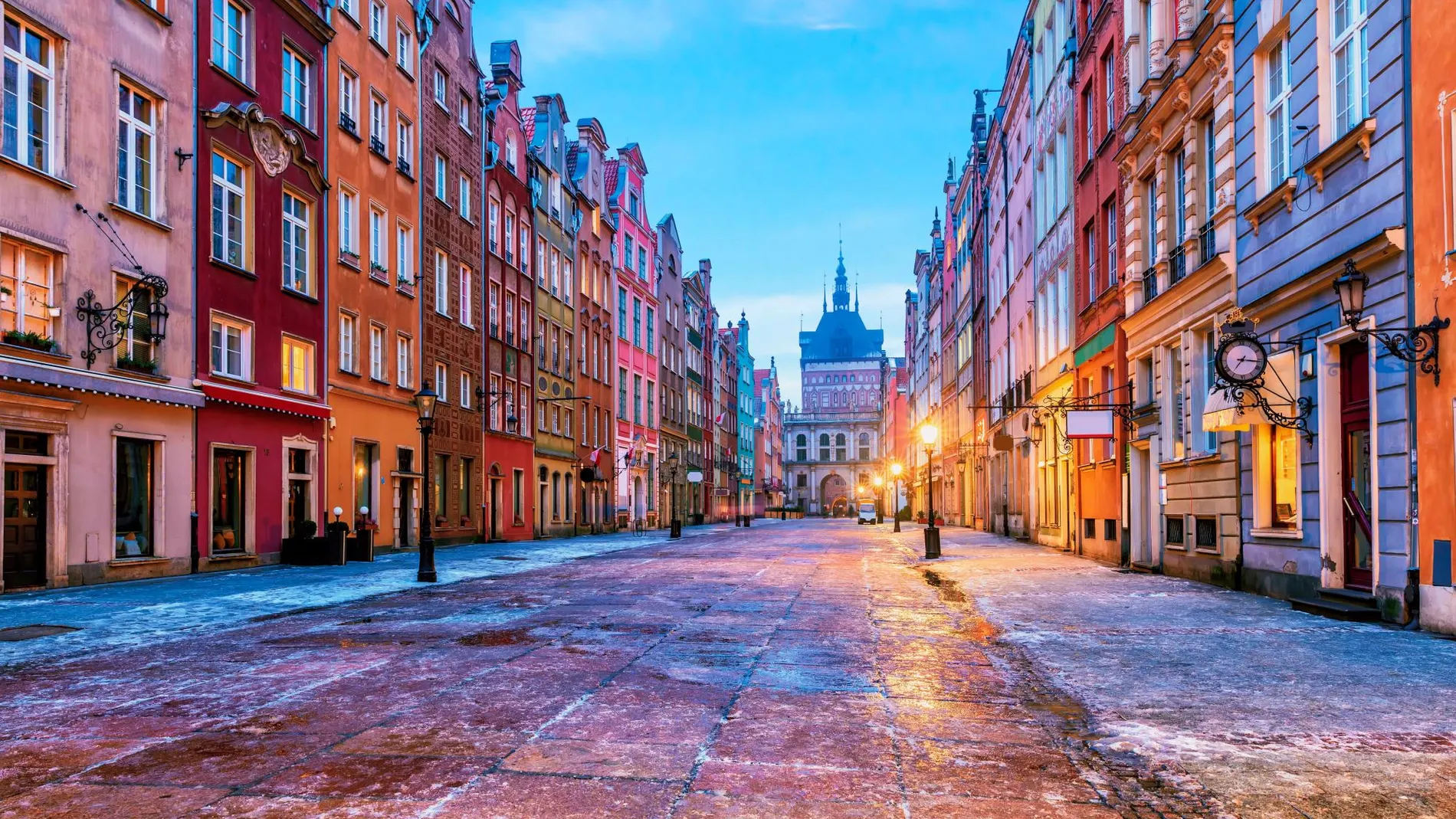 Una calle desierta en la ciudad portuaria de Gdansk, Polonia