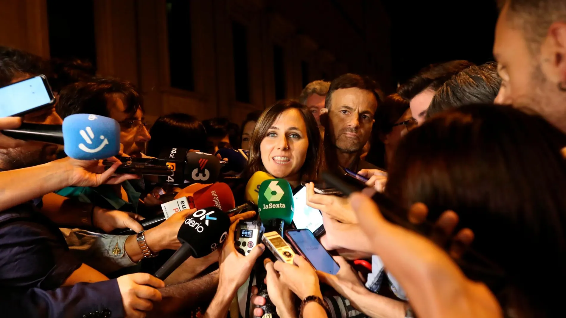 Ione Belarra atiende a la prensa tras la reunión entre los equipos negociadores del PSOE y de Unidas Podemos. EFE/Kiko Huesca